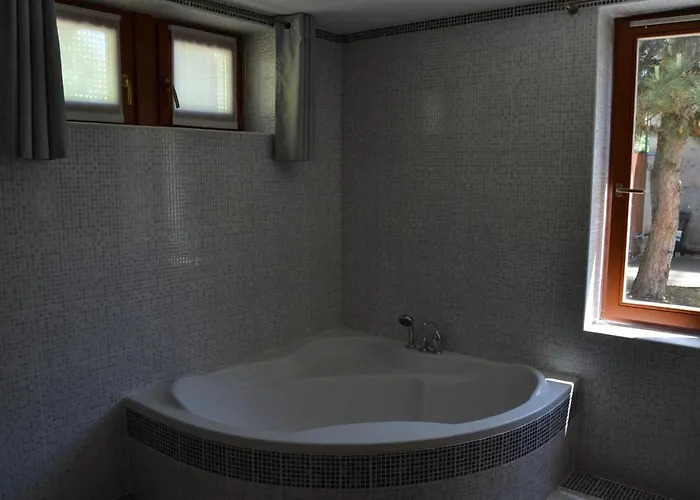 Villa Large House With Parking, 30 Min To Prague Center