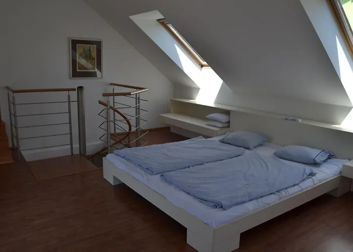 Villa Large House With Parking, 30 Min To Prague Center